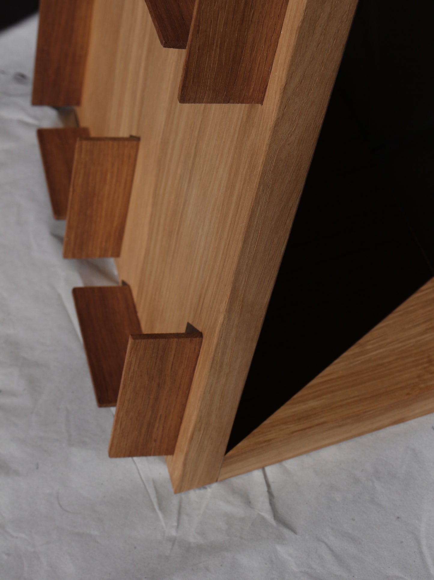 Solid wood card stand for DIN C6 folding cards